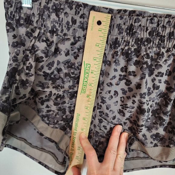 Athleta Mesh Racer Racer Run Shorts 4" Leopard Print Grey Lined Running Shorts M - Picture 10 of 11